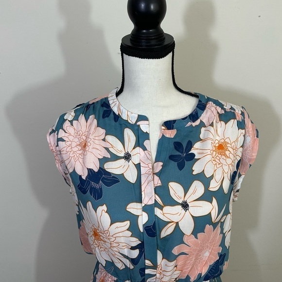 DR 2 sz med dress sheer overlay with a full lining  Very pretty floral - Picture 2 of 12